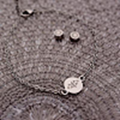 Armband zart mit Gravur auf runder Platte