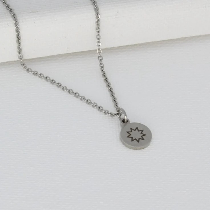 Kette zart mit rundem Anhänger und Gravuren