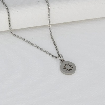 Kette zart mit rundem Anhänger und Gravuren
