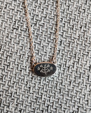Kette zart mit Ringsteinsymbol auf ovaler Platte