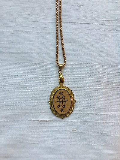 Kette Oval nostalgisch mit Ringsymbol auf Holz
