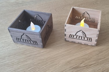 Kerzenständer aus Holz (Haus der Andacht Gravur)